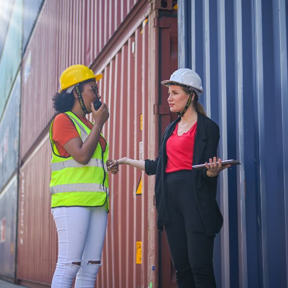 Consultora revisando documentos de conformidade ergonômica com empresário